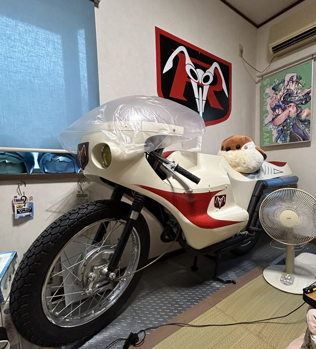Jigura113678's tweet photo. T-125サイクロン一号車とモンキー当時新サイクロン号仕様　

部屋のはT-200サイクロン号
仮面スパローが乗ってます

ホンダNS250R

モンキーRZ350仕様 https://t.co/KIv4MUzWKX