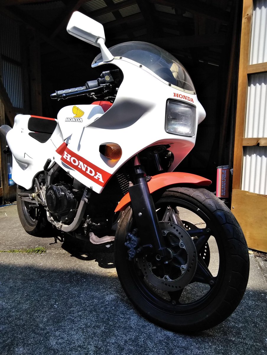 Jigura113678's tweet photo. T-125サイクロン一号車とモンキー当時新サイクロン号仕様　

部屋のはT-200サイクロン号
仮面スパローが乗ってます

ホンダNS250R

モンキーRZ350仕様 https://t.co/KIv4MUzWKX