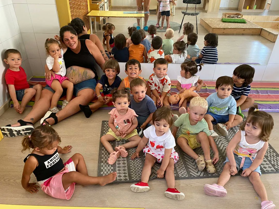 Avui ha vingut la Queralt, la mare de la Goretti, que porta un nen a la panxa. Hem parlat sobre l'embaràs amb l'ajuda d'algun conte, ens ha explicat com es mou i li hem pogut pintar la panxa. Ens ha agradat molt! Gràcied Queralt! Ja tenim ganes de conèixer el Guerau!