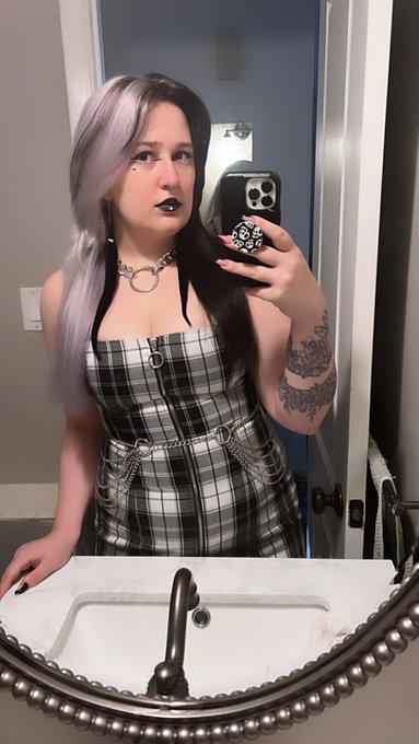 if you saw me in this outfit at the bookstore would you buy me any book I want? y/n https://t.co/9e8