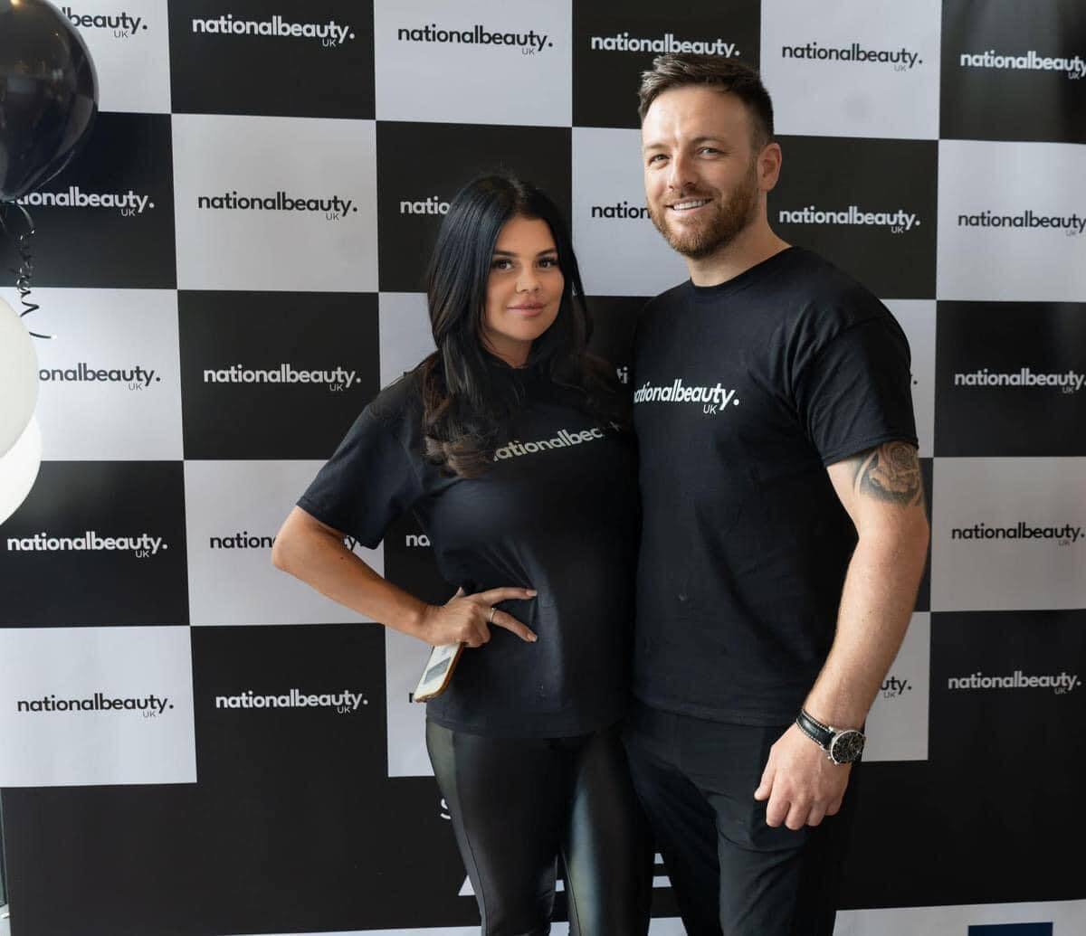 MEET THE WIDE BOY! 2 METRES WIDE X 2 METRES TALL 
PERFECT FOR PHOTO OPPS AT EVENTS  AND INTERVIEWS: ONLY £265 
ALSO AVAILABLE AT: 2M X 1.5M = £165 / 2M X 1M = £115 / 2M X 1.2M = £135
(PRICE INCLUDES DELIVERY AND PADDED CARRY CASE:  ARTWORK EXTRA IF REQUIRED) #beauty #aesthetics #