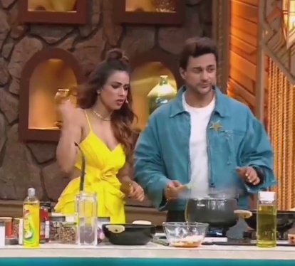 Shalin123fan's tweet photo. Shalin Nia at Laughter Chefs 🔥

#ShalinBhanot  #NiaSharma #KhatronKeKhiladi14 https://t.co/OEYwybfRrp