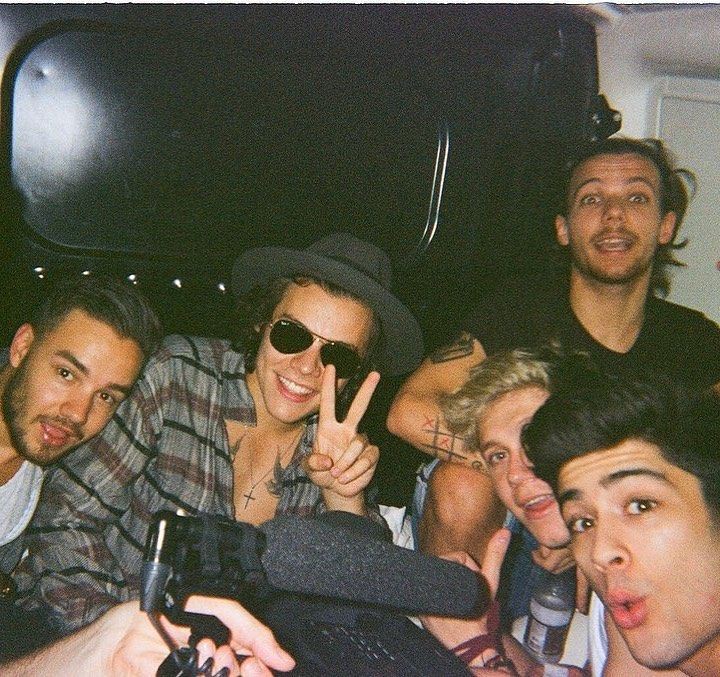 noelleheree's tweet image. dalam rangka merayakannn tgl 23 aku nyalain musik tb selama kerja, tapi aku kecilin kok guys jd g ganggu yg lain (tkt bgt ganggu soalnya beda aja selera musiknya)

#14YearsOf1D #14YearsOfOneDirection #DirectionersDay