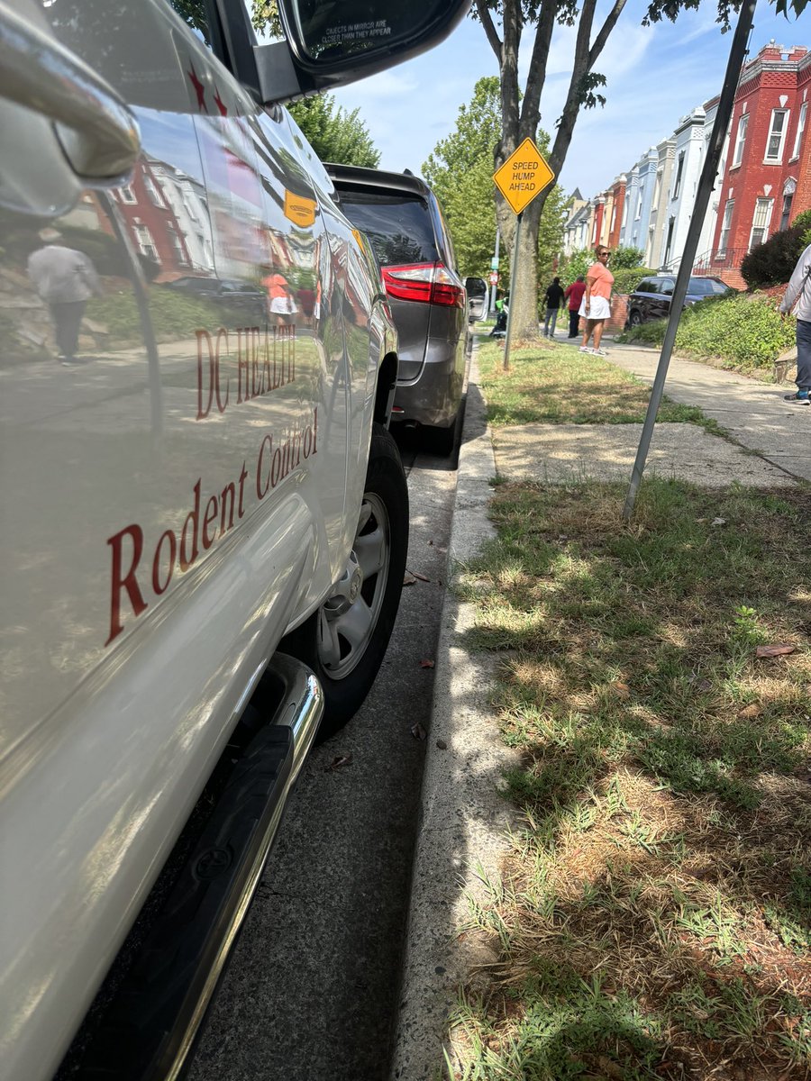 KevinRappDC's tweet image. DC services hard at work today, thanks to our neighbors joining together to request action.
An abondoned rat infested home was treated. The building will be condemned. Trash, including bulk items were removed, as was overgrowth. Treatment will continue bi-weekly.
Thank you…