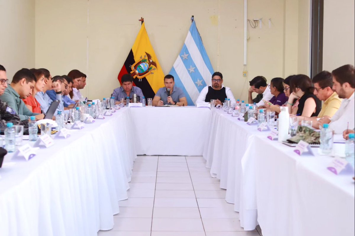 MinGobiernoEc's tweet photo. ¡Acciones con resultados!
El ministro de Gobierno, Michele Sensi Contugi, junto al Pdte. @DanielNoboaOk y distintos representantes del Ejecutivo participaron del Bloque de Seguridad donde se evaluaron las acciones ejecutadas en el cantón Durán para el bienestar de los moradores. https://t.co/QVdQKLCxBP