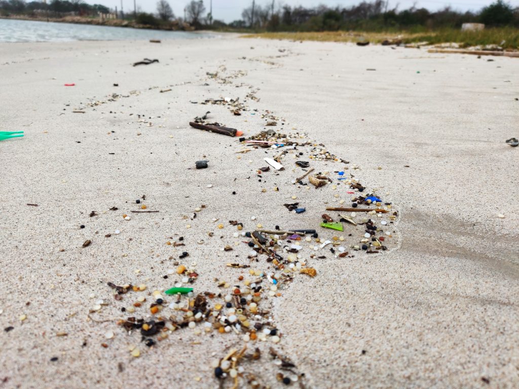 This July, orgs around Galveston &amp; Houston are working on an initiative called the #onelessplastic pledge to engage communities in trash removal efforts &amp; spread awareness about plastic pollution &amp; prevention measures. Make the pledge &amp; learn more bit.ly/3SmbA9H