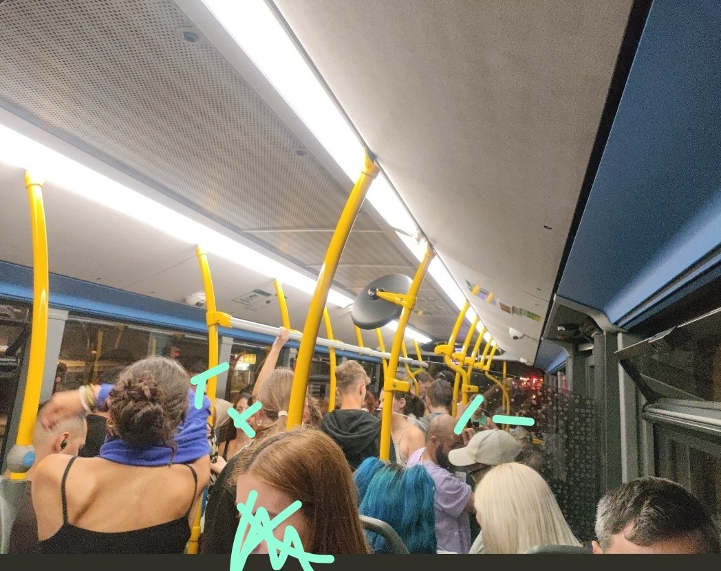 pinkloves92's tweet photo. Siempre dicen que no hay más buses y metros nocturnos por la falta de gente para usarlos, pero la gente no deja de ir como una lata de anchoas en los últimos buses de la noche de las 24 y 24.30 porque es lo único que tenemos la gente que trabajamos en hostelería. https://t.co/EdQzjVsMvO