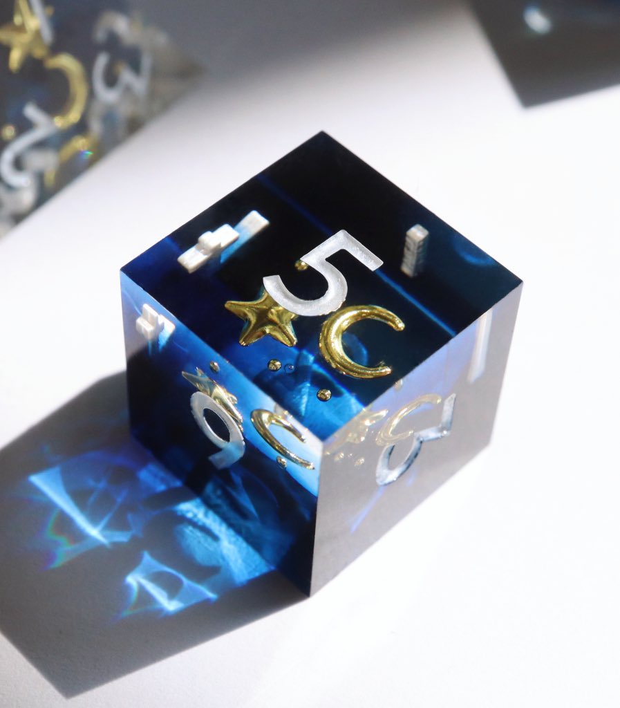EVERYTHINGDICE's tweet photo. More twinkling details of Etoile Royale 👑💫 
#dnd #ttrpg #dice https://t.co/phGus9v9yv