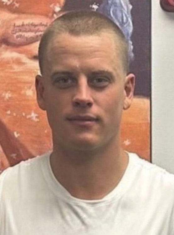 BarstoolBigCat's tweet photo. Joe Burrow going all business buzz cut makes me want to bet Bengals SB https://t.co/dQE9dHSFQa