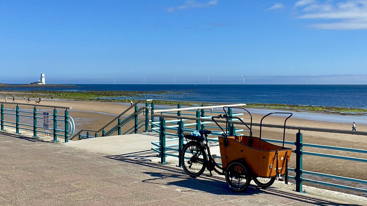 Great day for a ride to the beach <a href="/SunriseCycleway/">Sunrise Cycleway 🌅🚲😊</a> <a href="/ourwhitleybay/">Our Whitley Bay</a> #cargobike #bikeenvy  #ncn1 #northeastengland