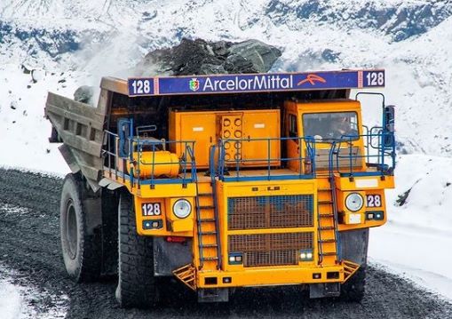 Outletminero's tweet photo. ⚒Increíble #yucle en acción 🕹👷🏻‍♂  ¡Fotografías de postal de esta gran máquina pesada!⚙

📸IG: Mining Engineering Education⚒

#minería #minero #miners #mineria #mininglife https://t.co/FtoeIVzpuO
