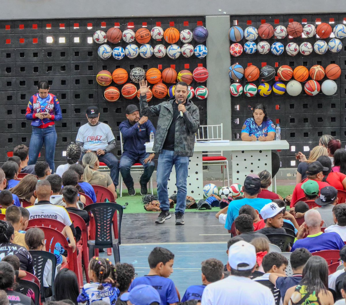 Realizamos un bonito acto con los niños, niñas, adolescentes y clubes deportivos registrados en nuestro Municipio #Iribarren para entregar uniformes, material deportivo, zapatos y otros apoyo requeridos a quienes practica alguna disciplina. Estamos haciendo un inmenso esfuerzo en