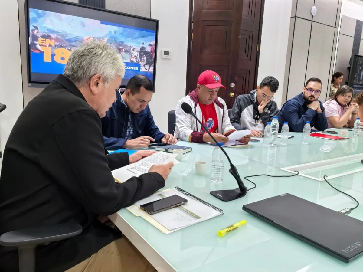 luis_villegasr's tweet photo. Desde los espacios de la Vicepresidencia Ejecutiva sostuvimos una reunión con los comuneros, comuneras, campesinos y campesinas caficultores, junto al Min. Agricultura Productiva y Tierras, @wcastroPSUV y el Min. de Comunas, Angel Prado. 
 
En este encuentro acordamos importantes pasos y establecimos 6 acuerdos para el impulso de la producción del café, rubro cosechado con calidad en suelo venezolano.  
 
Juntos avanzamos en el fortalecimiento de la economía diversificada, siguiendo los lineamientos de mi C/J @NicolasMaduro, hacia la Venezuela Potencia. 
 
¡Venceremos! 
 
#GenteDePaz