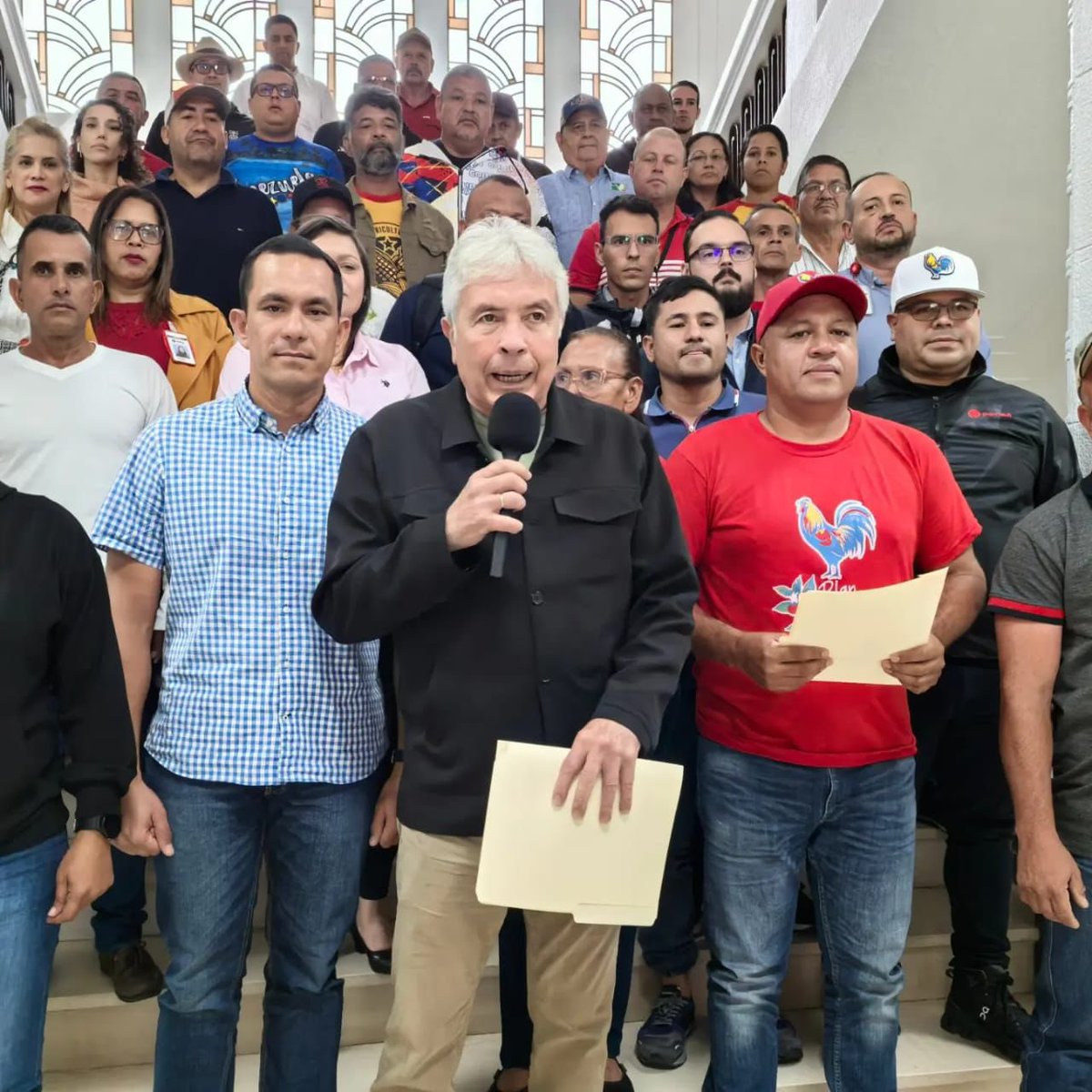 Desde los espacios de la Vicepresidencia Ejecutiva sostuvimos una reunión con los comuneros, comuneras, campesinos y campesinas caficultores, junto al Min. Agricultura Productiva y Tierras, <a href="/wcastroPSUV/">Wilmar Castro</a> y el Min. de Comunas, Angel Prado. 
 
En este encuentro acordamos importantes