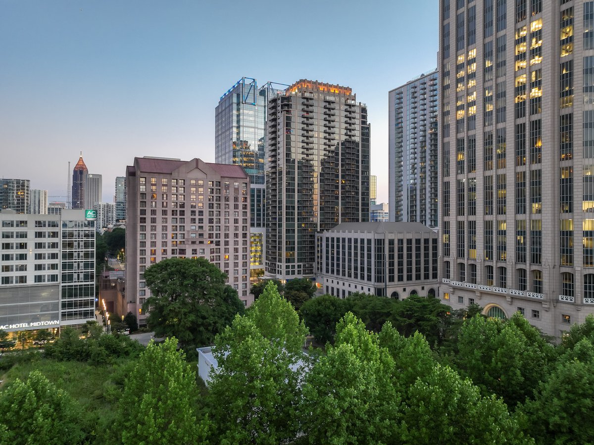 #AtlanticHouseApartments - A Sky-High Living Experience 

Elevate your property's story with CRE Worx Media's visualization expertise.

🌐 creworx.media

#AtlantaMidtown #UrbanLiving #PropertyShowcase #RealEstateMarketing #CommercialRealEstate