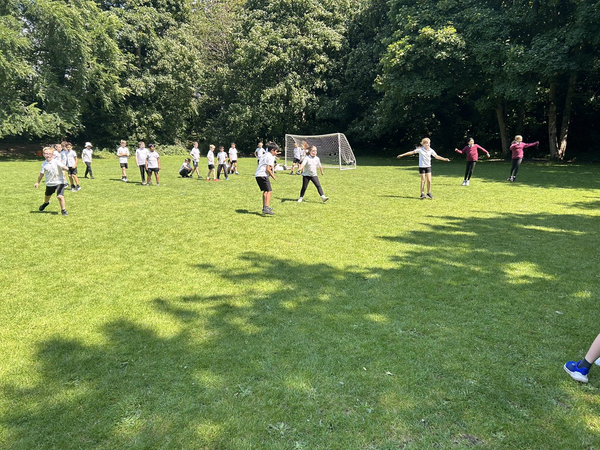 TyntesfieldMB's tweet photo. On a hot afternoon, what better than bit of Yr4 games and to cool down an ice lollie 🧊🍭 https://t.co/hXuPiZNiTa