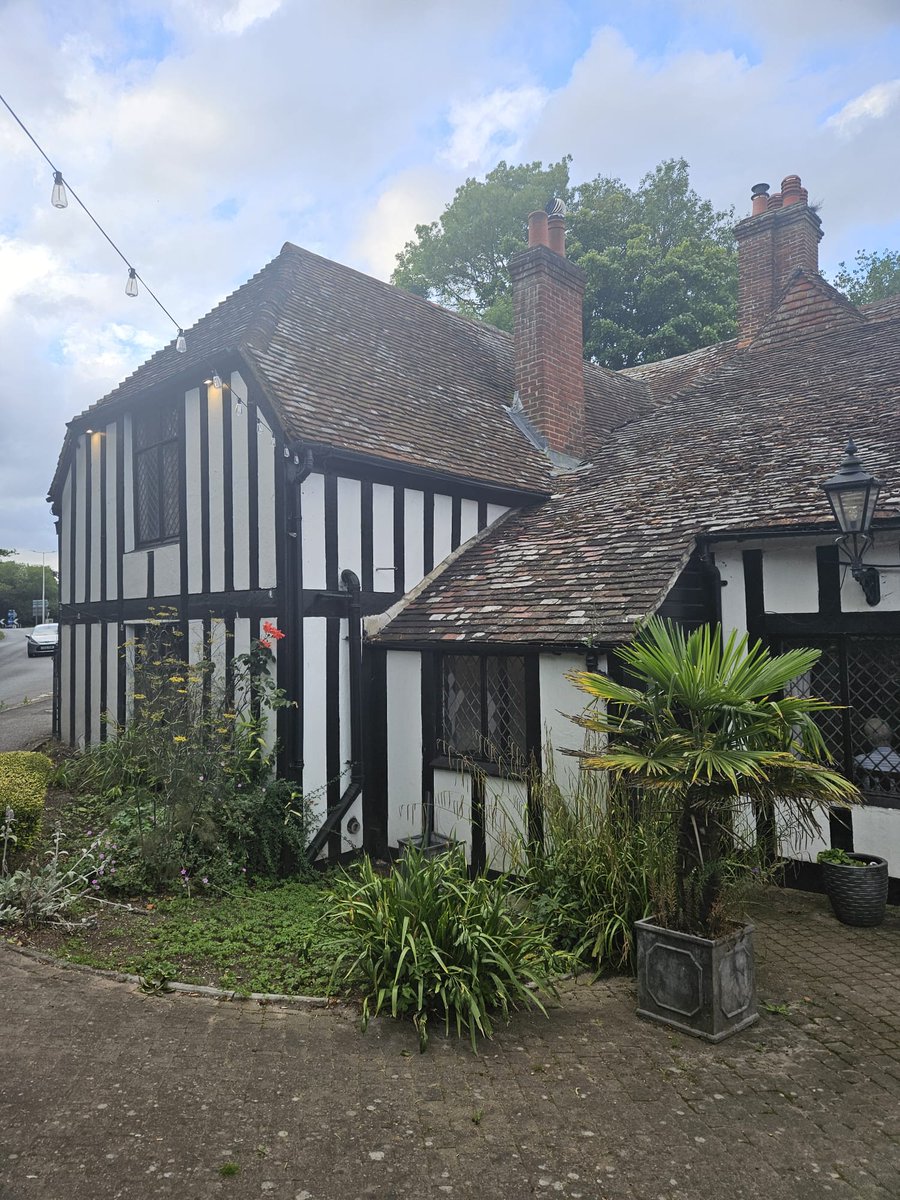 hypnohants's tweet photo. On our way home, we encountered traffic. We pulled over at a gorgeous pub by the river for dinner. I've had a wonderful and renewing time, but I'm glad to be home in my happy place. #NatureLover #ScenicViews #TravelDiaries #NaturalBeauty #Mindfulness #NatureHealing #UKExplored https://t.co/O9OEgDmb8S