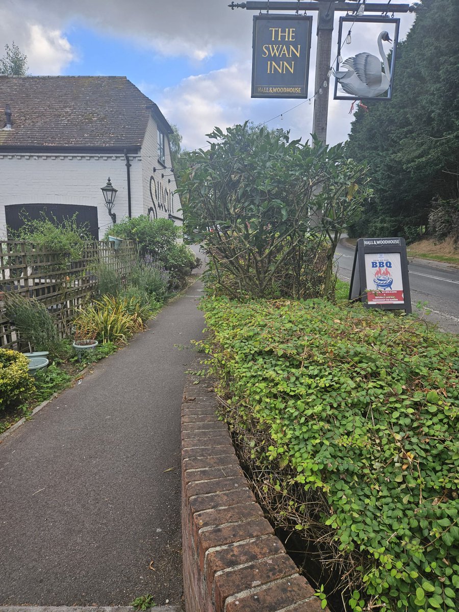 hypnohants's tweet photo. On our way home, we encountered traffic. We pulled over at a gorgeous pub by the river for dinner. I've had a wonderful and renewing time, but I'm glad to be home in my happy place. #NatureLover #ScenicViews #TravelDiaries #NaturalBeauty #Mindfulness #NatureHealing #UKExplored https://t.co/O9OEgDmb8S