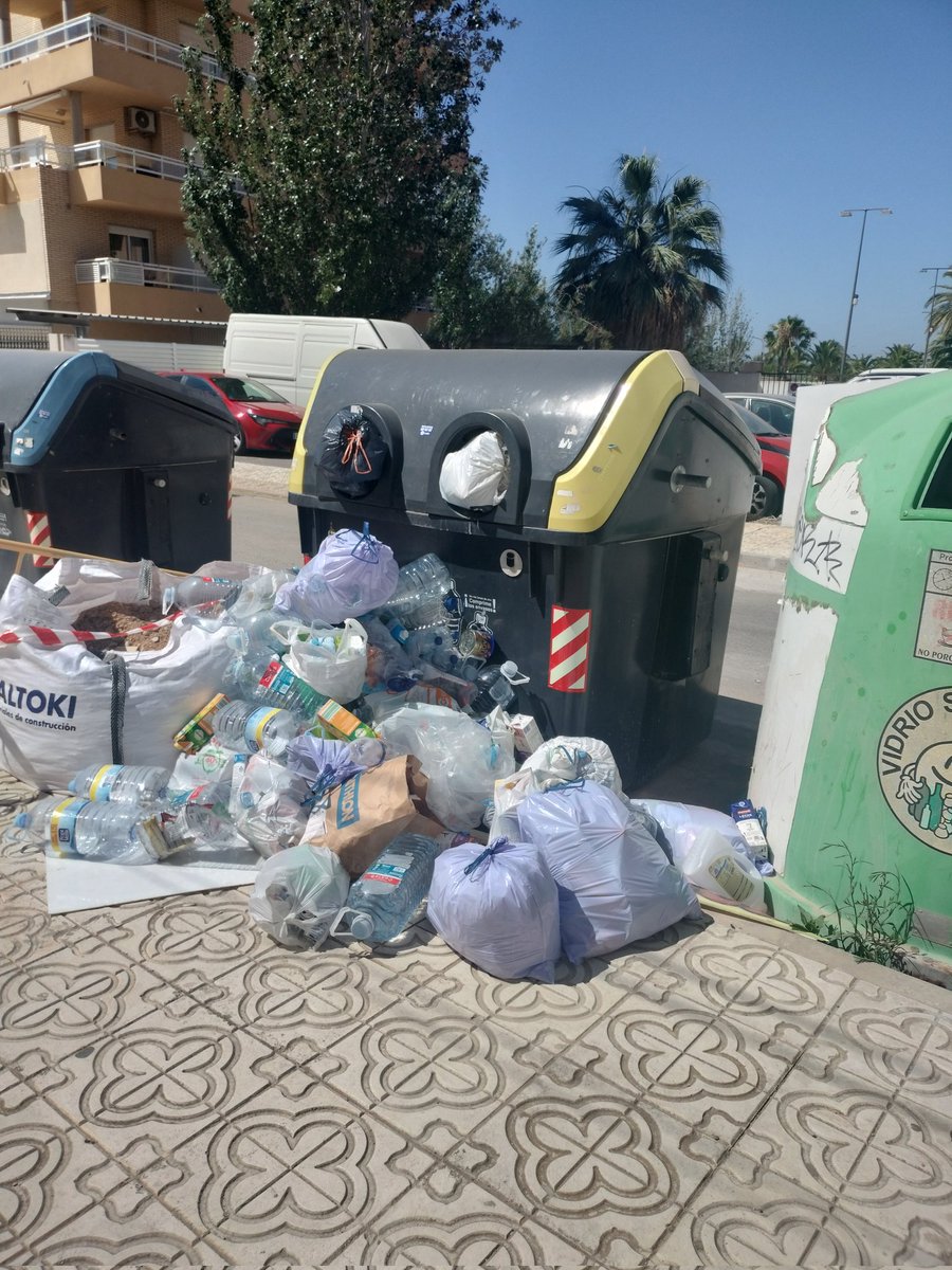 baselunarbeta's tweet photo. @ajuntpeniscola @andripeniscola 
C/Marjals. Como cada año y ya es una traducción en la funesta gestión de este grupo de gobierno de PEÑISCOLA, el camión de reciclaje pasa las mismas veces en febrero que en julio,
P.D. : la población en julio es 10 veces superior a la de febrero https://t.co/6YTp7AOE6z