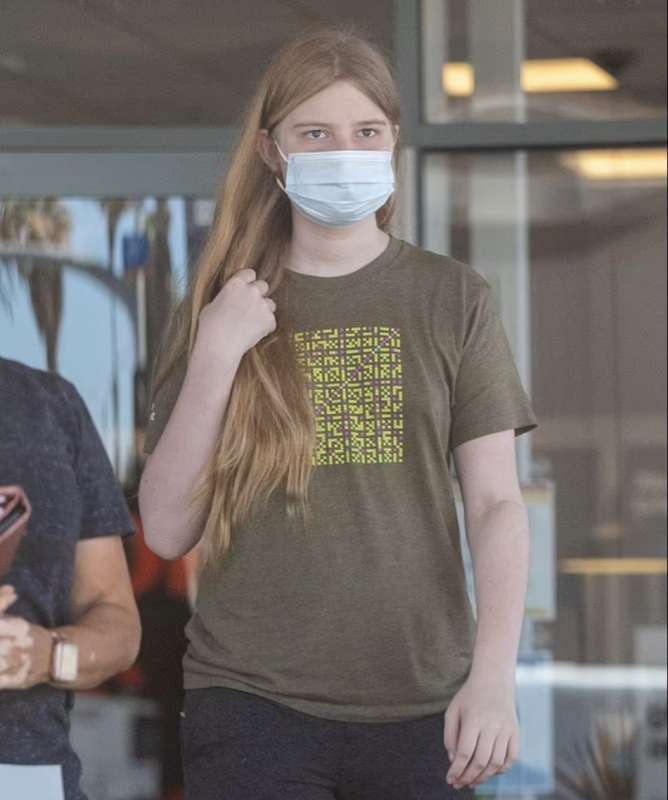 poptime's tweet photo. Elon Musk solta comentários TRANSF0BICOS sobre sua filha que fez cirurgia de redesignação de gênero e afirma querer erradicar o procedimento em crianças:

"Fui basicamente enganado para assinar documentos para um dos meus filhos mais velhos [...] É incrivelmente maligno, e concordo com você que as pessoas que estão promovendo isso deveriam ir para a prisão [...] Eu perdi meu filho, basicamente".