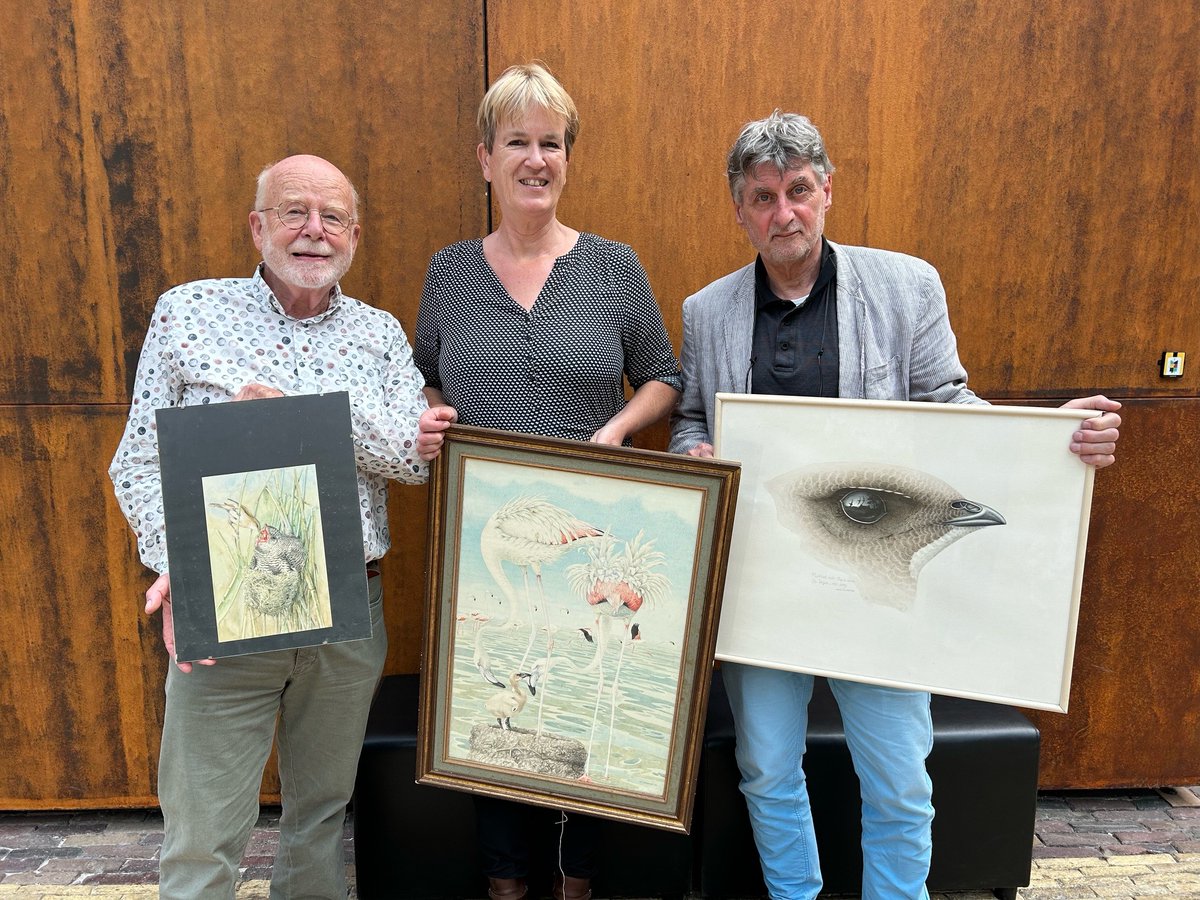 Vandaag een grote schenking gekregen met werken van natuurillustrator Ad Cameron. Oud-directeuren Harry Wijnandts en Gerk Koopmans overhandigden namens Cameron de ruim 900 prenten en 40 schetsboeken aan de huidige directeur Froukje Hernamdt.