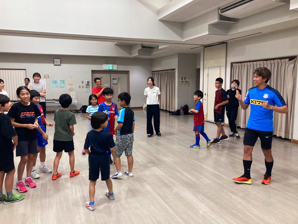 vfsc2017's tweet photo. 甲府市北東公民館協働イベント📣
夢×探求教室🧑🏫
#中山陸 選手が登場✨
小中学校時代に経験した悔しさ😠
サッカーが好きだという思いと行動で掴んだプロ入り🈴
プロに入ってからの難しさ🔀
参加者の素直な『?』に回答☺️🎤
『課題を持ってやり続けること』
簡単なようで一番難しい。
#vfsa #vfk https://t.co/z7ZJhfKyNJ