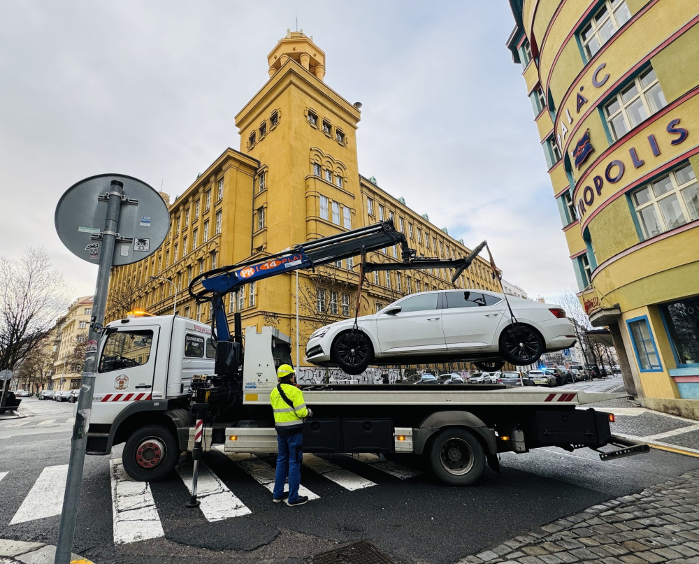 Rada hlavního města zdvojnásobila cenu za odtah na 3800 Kč. Správa služeb ale vykazuje náklady na odtah necelých 5000 Kč a Praha tak bude odtahy nadále dotovat. Pro mě těžko pochopitelné rozhodnutí a kredit náměstku Hřibovi za snahu zvednout cenu alespoň tak.