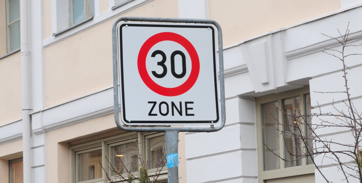 "Gilt #Tempo30 bald überall?", fragt die <a href="/WAZ_Redaktion/">WAZ</a>. Doch die Reform des #Straßenverkehrsgesetz|es ist "bei Weitem nicht der große Wurf, den sich viele #NRW-Städte gewünscht hätten", so Helmut Dedy, GF <a href="/staedtetag_nrw/">Städtetag NRW</a>.
📰 waz.de/politik/articl…
💬 staedtetag-nrw.de/presse/pressem…