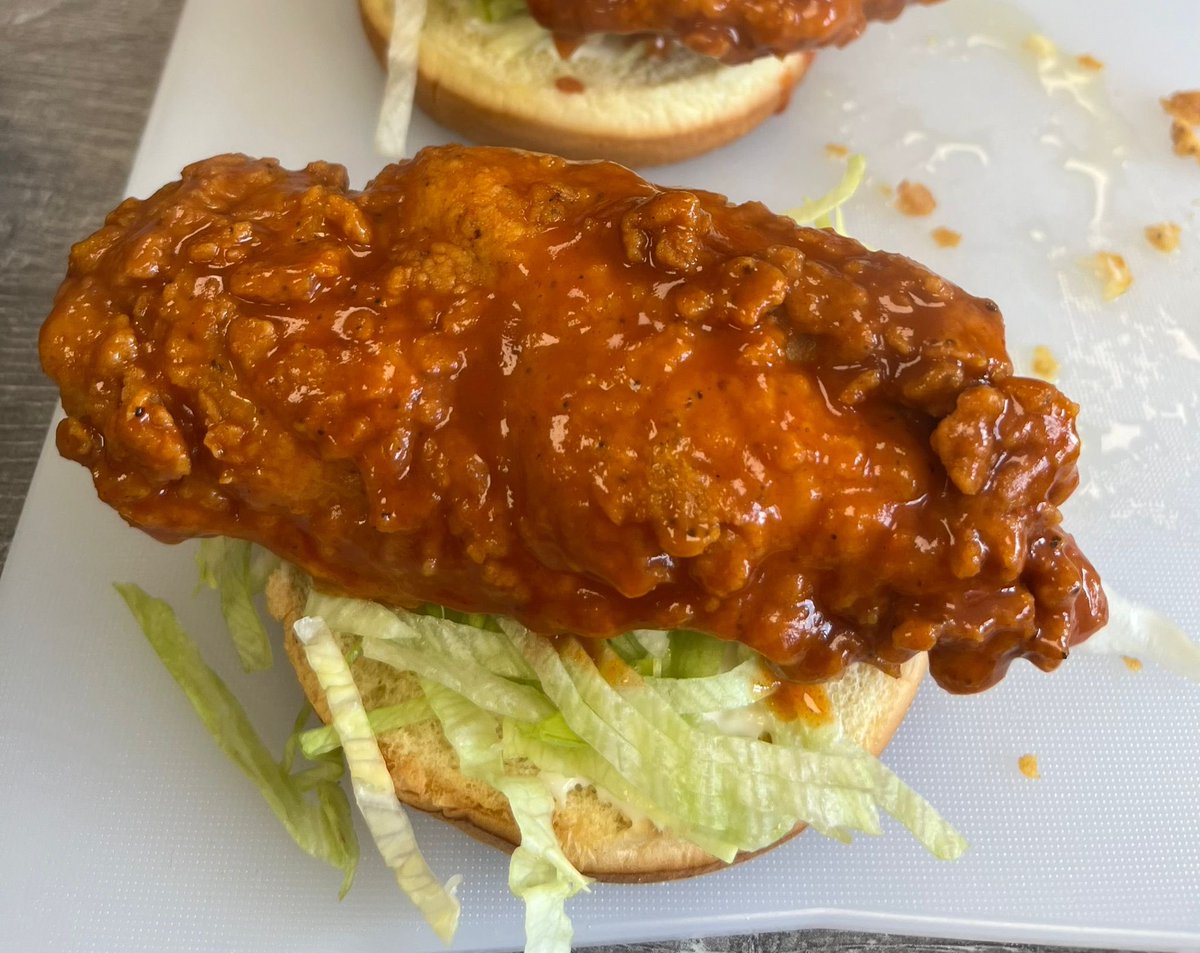 MiddletonFrying's tweet photo. Roosters regular chicken burger dipped into hot dipping sauce โ the perfect combo! ๐ฅ๐๐
#Middletons #BetterBreading #Roosters #SpicyGoodness #MarketLeaders https://t.co/NxWMLop6V9