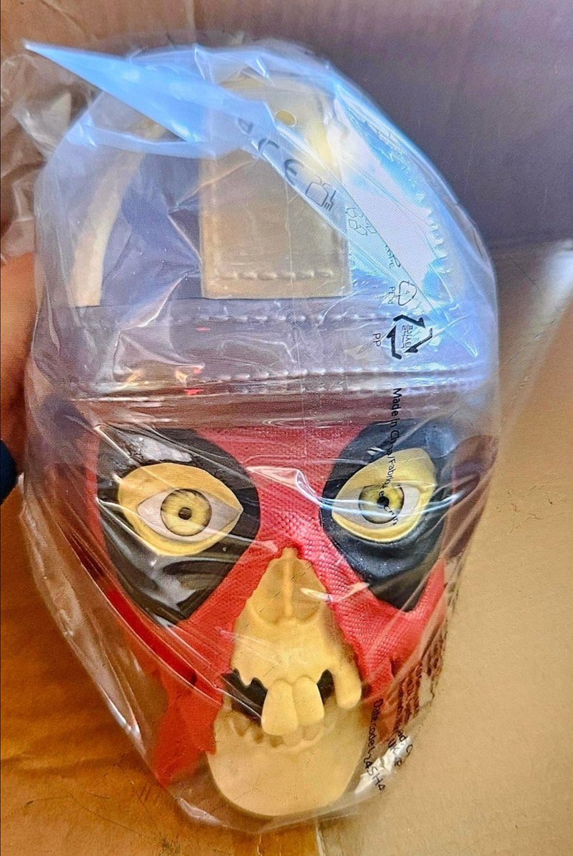 DisTrackers's tweet photo. Here’s a look at the AMC exclusive Deadpool bucket! Available on Thursday in theaters.
.
Credit Mercari seller RGVCollectibles
#Marvel #Deadpool #DeadpoolAndWolverine #AMC #Collectibles #DisTrackers https://t.co/PYGLOfKHPM