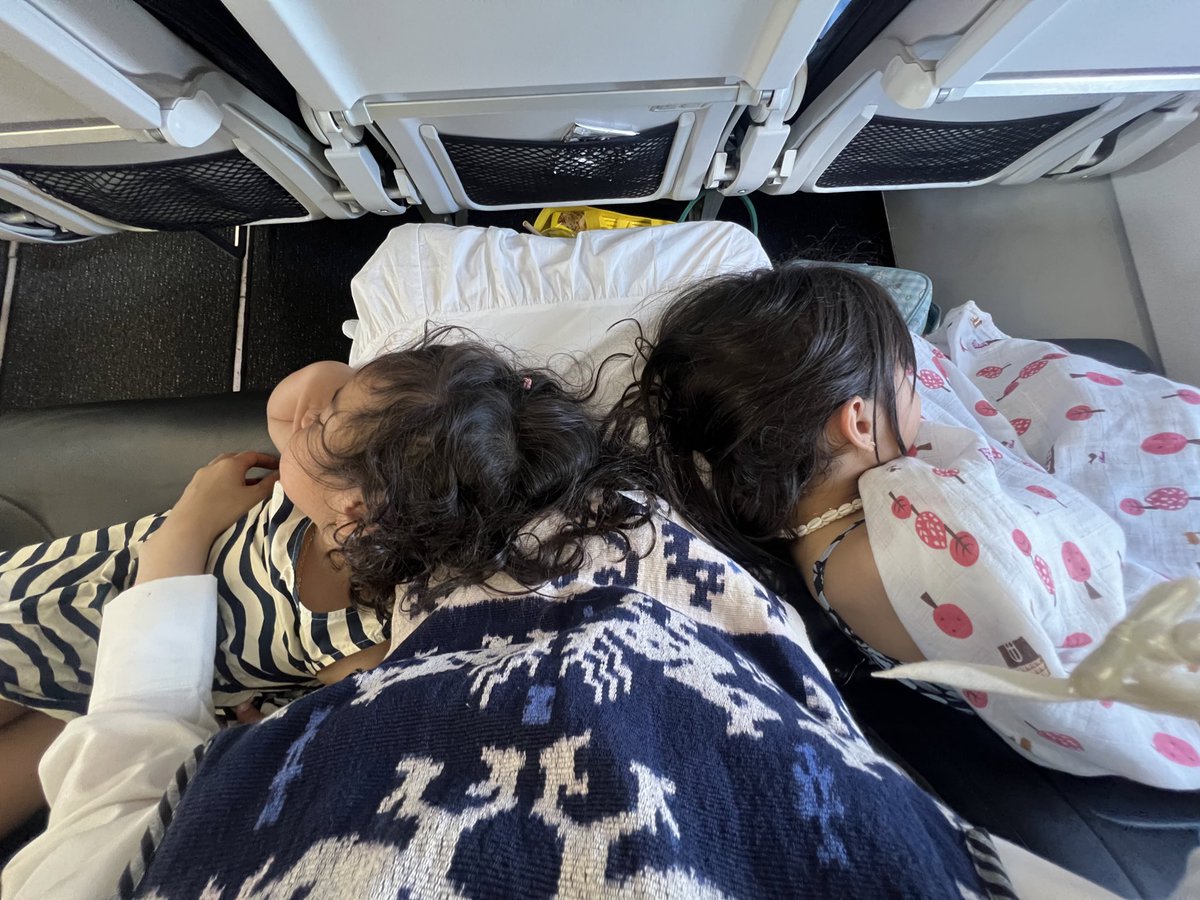 Dulu paha mama selalu jadi bantal terenak disaat butuh istirahat. Sekarang aku yang jadi mama. Semoga anak2ku juga merasakan perasaan itu.🥹🤍