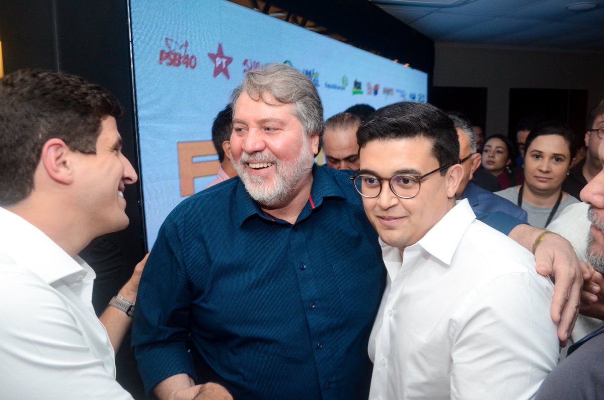 renildo's tweet photo. A Frente Popular do Recife tomou uma decisão histórica que consagrou o nome de Victor Marques (@PCdoBPE ) como candidato a vice-prefeito do Recife na chapa do atual prefeito @JoaoCampos . Victor é um jovem talentoso, dinâmico e trabalhador! Estamos muito alegres! Vamos à luta! https://t.co/TBvr5nZkSG