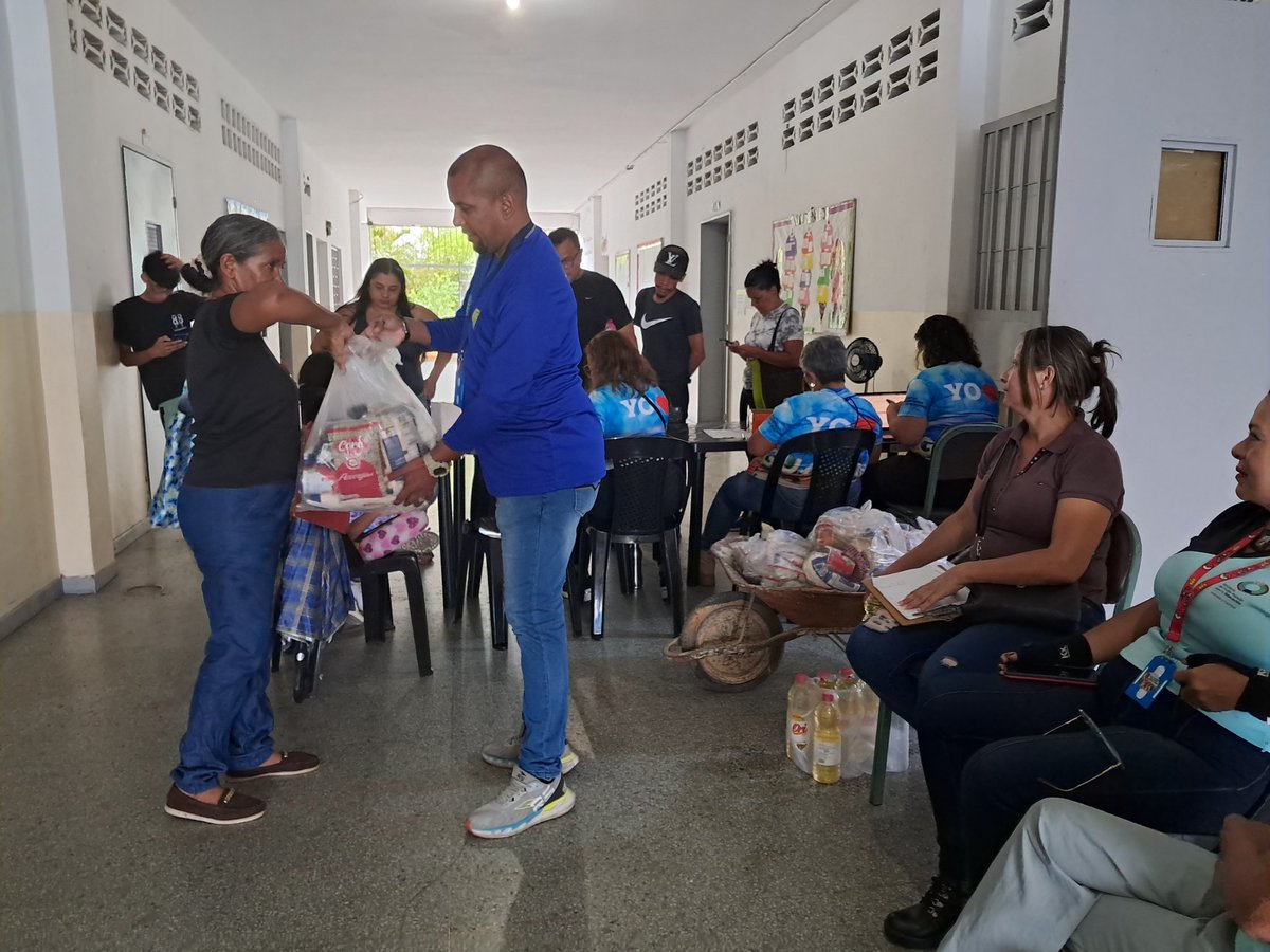 CdcePlaza's tweet photo. El CDCE PLAZA realiza 2da Jornada de entrega de combo de alimentos a los Trabajadores de la Educación de Guarenas enviados por el @MPPEDUCACION! #Miranda @ZYSEGMIRANDA @NicolasMaduro @rosabecerra3 @EulerRmr https://t.co/3p1Wt5PT7d