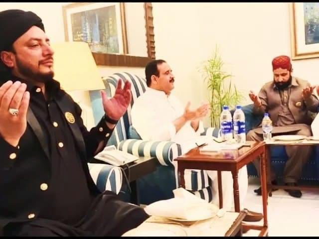 iqrarulhassan's tweet photo. کیپشن تجویز کیجئے۔۔۔ مجھے تو کچھ سمجھ نہیں آیا کہ ان نادر نمونوں کے لئے کیا لکھوں۔
#ShuffShuff https://t.co/RrYckzF4pj