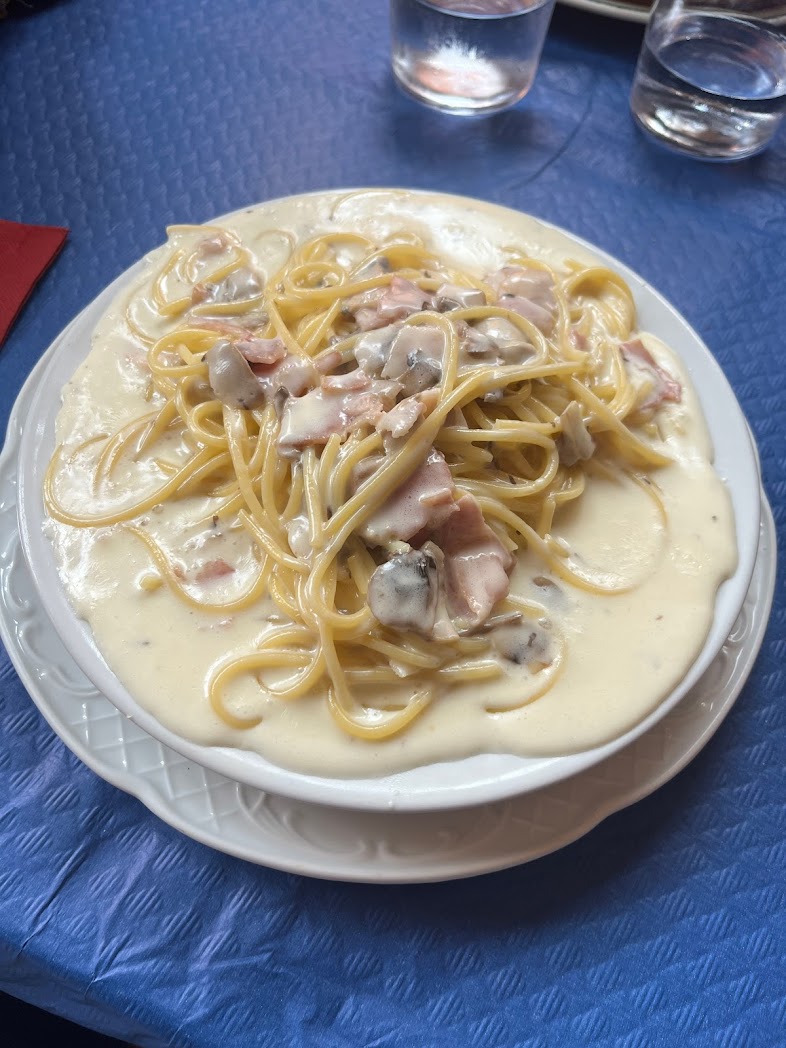 Franariasss_'s tweet image. Un minuto de silencio por el cierre de la Ragazzi , la mejor pizzería de León ... 🫣🥹