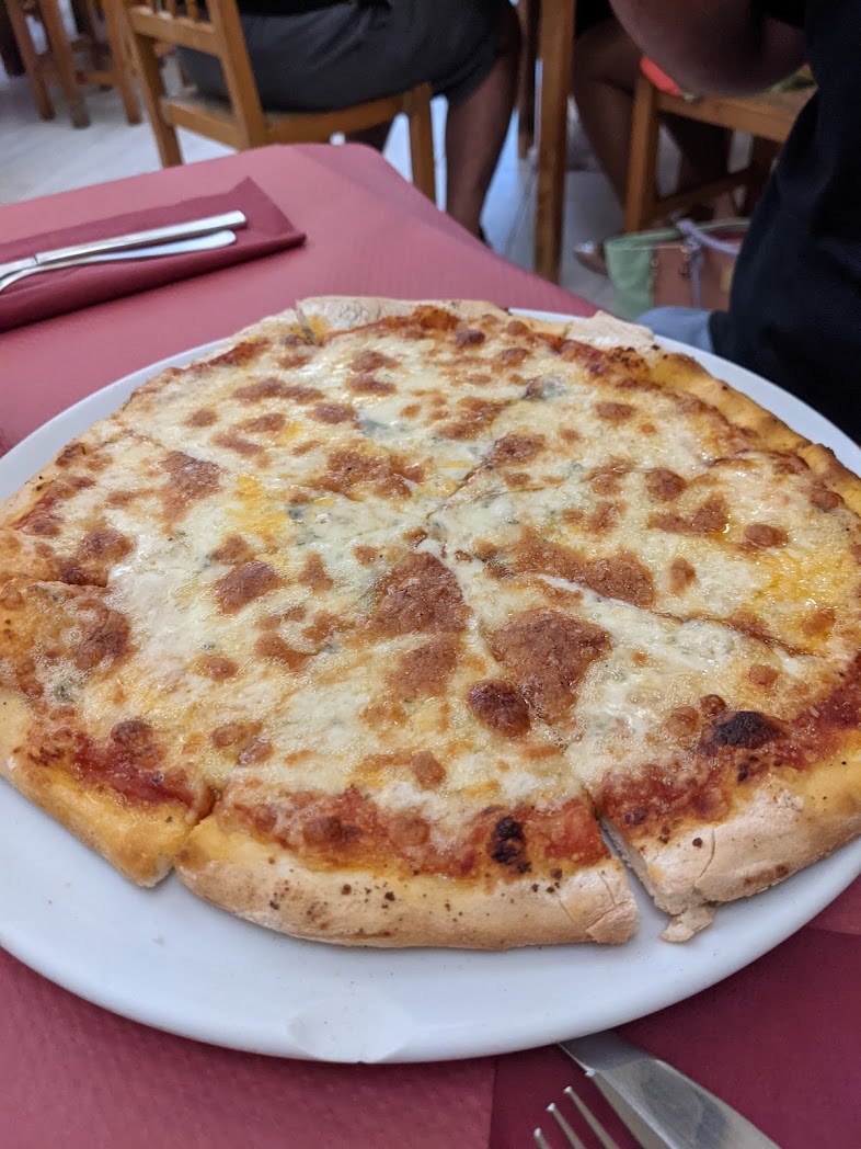 Franariasss_'s tweet image. Un minuto de silencio por el cierre de la Ragazzi , la mejor pizzería de León ... 🫣🥹