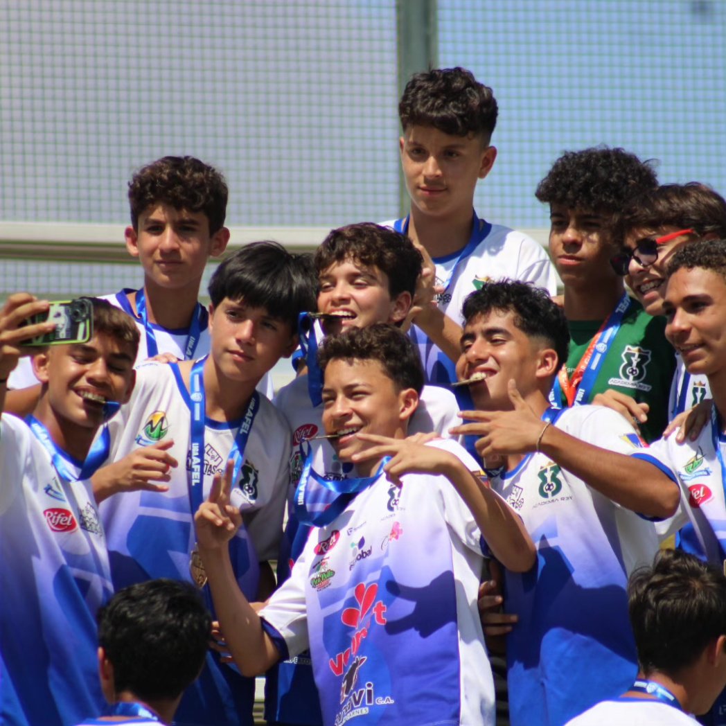 SomosAfel's tweet image. #𝗟𝗶𝗴𝗮𝗔𝗙𝗘𝗟 | ¡Premiación @AcademiaRey! 🫱🏼🏆

Categoría Sub-15 y Sub-16 ➡️ ¡Felicidades, campeones! 🥇👦🏻

#SomosAFEL #TeamAFEL #ConElOrgulloDeSerLarense #LigaAFEL #TodosSomosAFEL