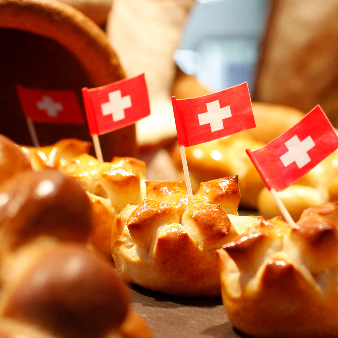 swissbakerCh's tweet photo. -DE- Trittst im Morgenbrot daher ... 🌄🍞🇨🇭
📆 Die Zeit der 1. August-Weggen ist angebrochen.

-FR- En nos fours, quand le soleil ... 🌄🍞🇨🇭
📆 C'est l'heure des petits pains du 1er août.

#swissbaker #panissimo #1August #1eraout #Paindu1eraoût #1Augustweggen #SchweizerBrot https://t.co/tiVZ7ZaSj6