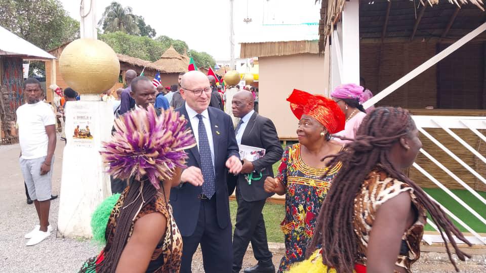 IsraelinCM's tweet photo. L'Ambassadeur @AmnonKalmar a fait l'expérience spéciale et belle du Salon Internationale de l'Artisanat du Cameroun #SIARC.
Des rencontres riches et mémorables avec des participants venus des 10 régions du 🇨🇲.
#Minmeesa https://t.co/qjPvEFvvqM