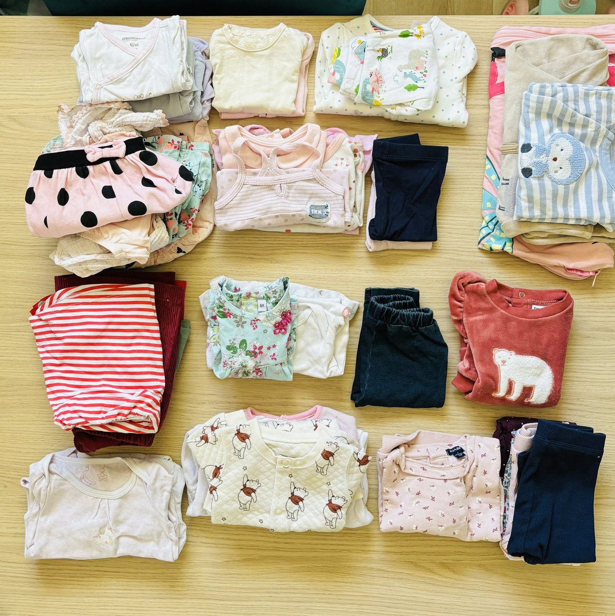 À vendre 15€ ou contre frais de port : lot de vêtements, body, pyjama, turbulette, pantalon, robe, pull,… soit une quarantaine allant de 0 à 1 an. MP si intéressé ☺️