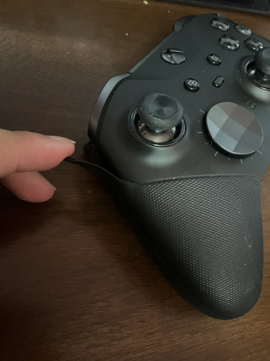PillowEgg3's tweet image. I got my new Xbox controller from Xbox Design Labs (designed after Latias with Canadian colours) after my other Elite 2 controller failed with its grip and non-functioning LB button. I wish we had the option to remove the black grips though. #xbox #xboxdesignlabs #XboxSeriesX