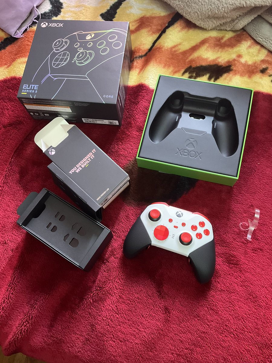 PillowEgg3's tweet image. I got my new Xbox controller from Xbox Design Labs (designed after Latias with Canadian colours) after my other Elite 2 controller failed with its grip and non-functioning LB button. I wish we had the option to remove the black grips though. #xbox #xboxdesignlabs #XboxSeriesX