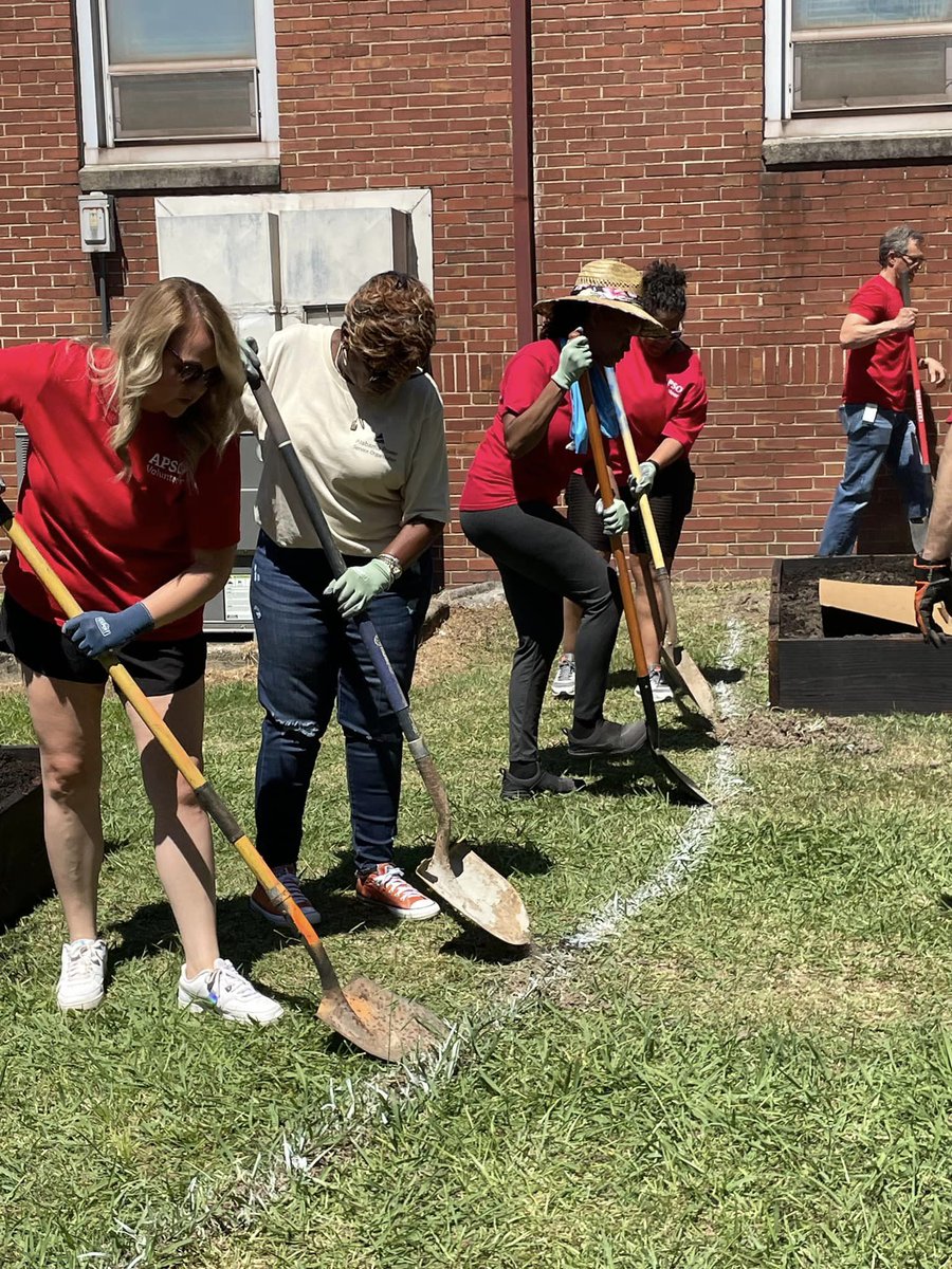 ALPowerFdn's tweet image. Back-to-school season is just around the corner!

In preparation, the Eastern Chapter of the Alabama Power Service Organization partnered with Windy Van Wooten Teaching Garden to build a garden for Walnut Park Elementary School. 

#APSO #PowerofGood #ConnectingWithCommunity