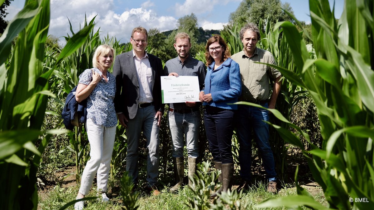 BMLEH_Bund's tweet photo. Den #Ackerbau an die Folgen der #Klimakrise anzupassen, ist eine große Herausforderung. Das neue Forschungsprojekt DIARNIKA setzt auf Diversifizierung. @OpheliaNick überreicht den Förderbescheid über rd. 750.000 € an @UniBonn, @zalf_leibniz & LfL Bayern.
https://t.co/d36m0Rd3Qt https://t.co/0NnMXuDDsg