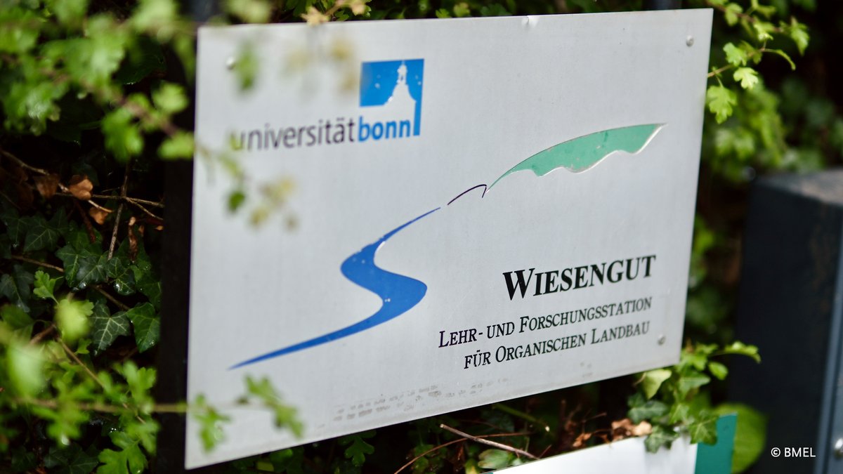 BMLEH_Bund's tweet photo. Den #Ackerbau an die Folgen der #Klimakrise anzupassen, ist eine große Herausforderung. Das neue Forschungsprojekt DIARNIKA setzt auf Diversifizierung. @OpheliaNick überreicht den Förderbescheid über rd. 750.000 € an @UniBonn, @zalf_leibniz & LfL Bayern.
https://t.co/d36m0Rd3Qt https://t.co/0NnMXuDDsg