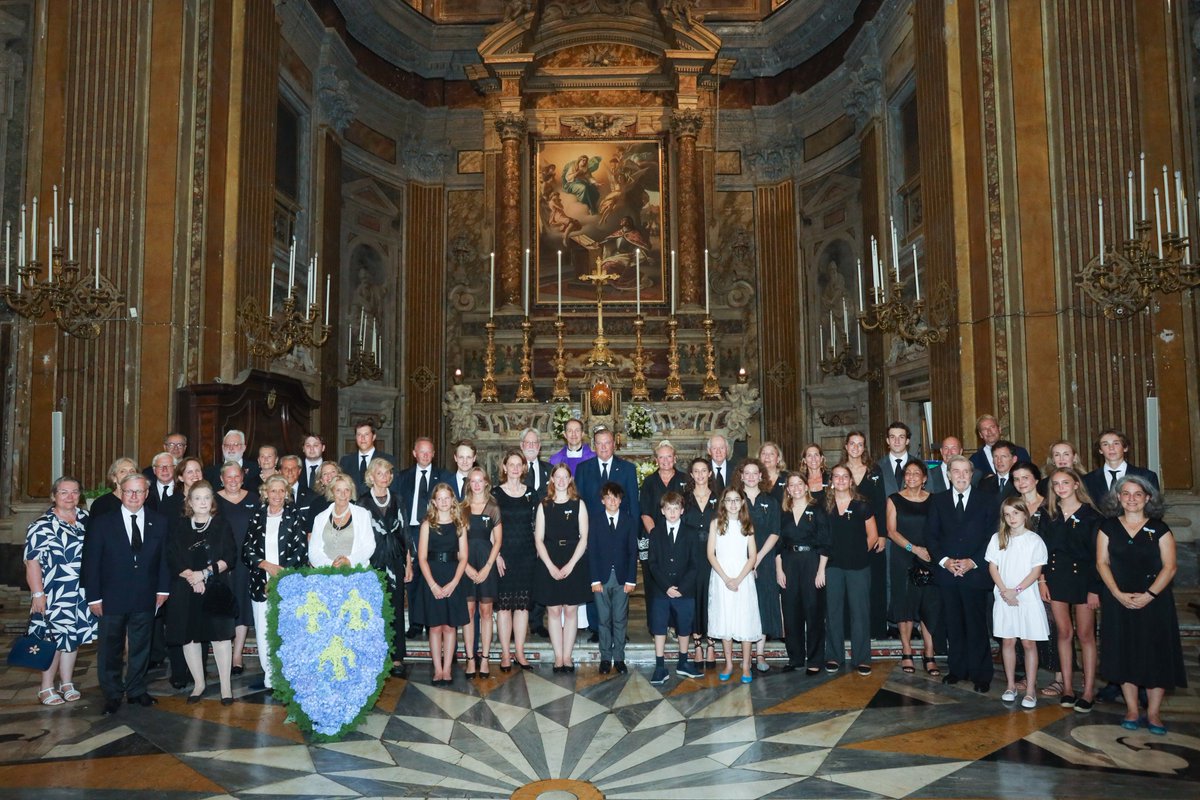 RealCasaBorbone's tweet photo. Lo scorso 20 luglio la Famiglia Reale di Borbone delle Due Sicilie si è riunita nella chiesa di San Ferdinando a Napoli per commemorare il ritorno delle ceneri delle LL.AA.RR. i Principi Antonio, Elisabetta e Immacolata di Borbone delle Due Sicilie. https://t.co/lwW9XY4JbO