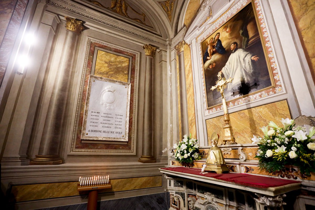 RealCasaBorbone's tweet photo. Lo scorso 20 luglio la Famiglia Reale di Borbone delle Due Sicilie si è riunita nella chiesa di San Ferdinando a Napoli per commemorare il ritorno delle ceneri delle LL.AA.RR. i Principi Antonio, Elisabetta e Immacolata di Borbone delle Due Sicilie. https://t.co/lwW9XY4JbO
