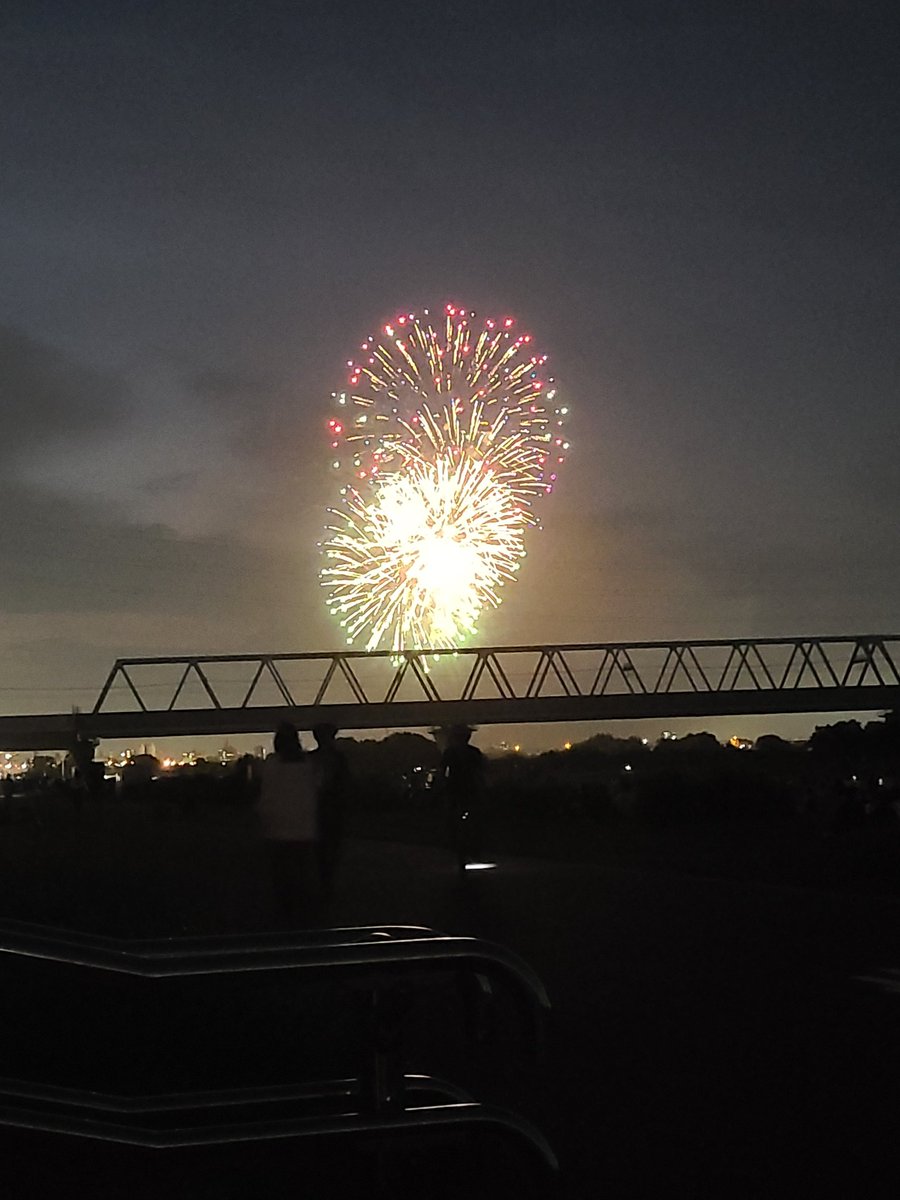 葛飾花火大会行ってきました🙋‍♂️🎆
電車と花火。。
エモい👼

#葛飾花火大会