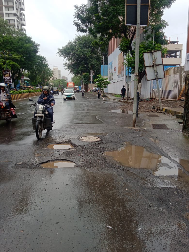 VelaskarVedang's tweet photo. पी उत्तर विभागातील  एस.व्ही.रोड न्यू ईरा सिग्नल लगत असलेल्या डांबरी रस्त्यावर मोठ्या प्रमाणात खड्यांचा साम्राज्य झालेले असून अपघाताला वळण देणारं रस्ता त्वरित आयुक्त साहेब जातीने लक्ष घालणार का ?
@mybmcWardPN 
@mybmcRoads 
@mybmc https://t.co/Jp1mPRa9mG