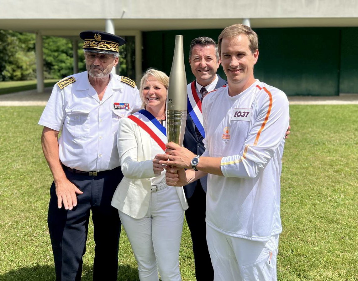 KARLOLIVE's tweet photo. 🔥À 3 jours de la cérémonie d'ouverture des JOP 2024, la flamme olympique a parcouru aujourd'hui les @Les_Yvelines sur une distance de 23 kilomètres avec la torche allumée, et plus particulièrement à @villepoissy.

👥Accompagné de la maire de Poissy, @SandrineBDS, du sous-préfet Jehan Éric Winckler et de l’adjoint aux sports @EgeEric, je suis très heureux d'être avec les Pisciacais pour vivre ce moment historique. 12 porteurs de flamme se sont relayés de la Villa Savoye jusqu'à la Place de la République avec une ferveur populaire comme nul autre pareil.

🌟Les Yvelines seront tout cet été un véritable territoire olympique : 5 sites de compétitions et 10 disciplines.

🗓️Rendez-vous ce vendredi pour l'ultime étape de la flamme et le début des épreuves !
